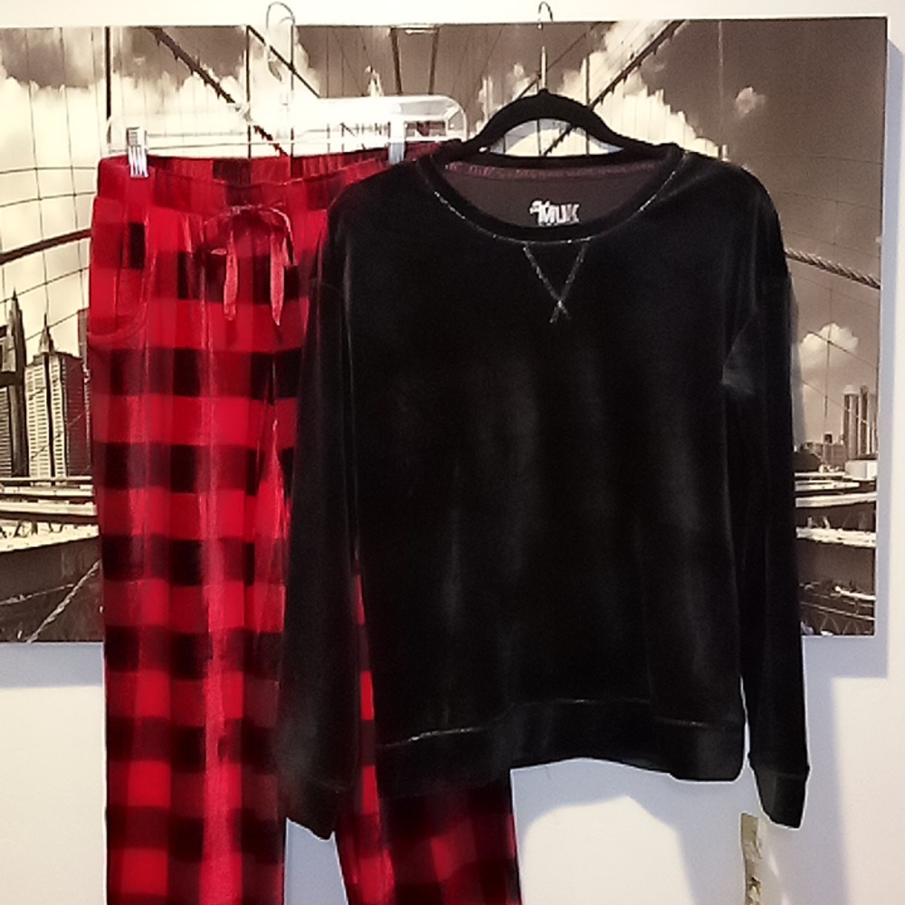 NWT! Muk Luks Women's Small Velour Pajama Set